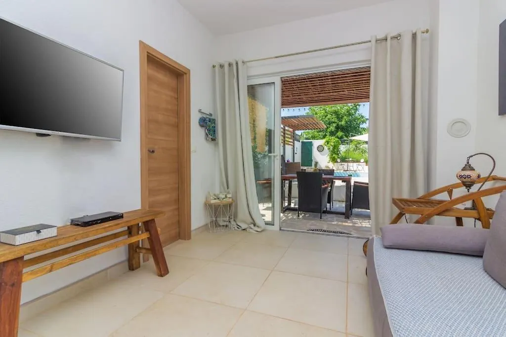 Villa Kuca Za Odmor Laurus S Bazenom à Kukljica